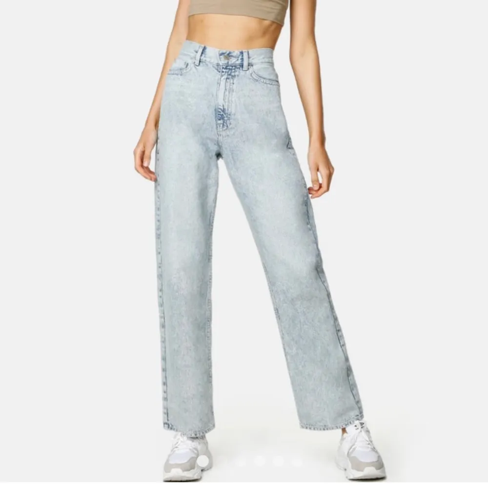 Raka högmidjade jeans, köpta från junkyard för 500kr. Använda någon gång vid provning men annars inte. Skriv vid intresse för flera bilder!👖👖priset är exklusive frakt. Jeans & Byxor.