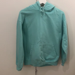 Hoodie storlek xs/s - En jättefin hoodie med tryck på baksidan 100kr💙 Använd några gånger