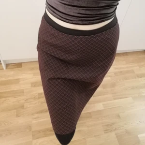 Rutig preppy midikjol - Svart och röd rutig kjol från hennes, stl 42 (men även jag kan använda den som har stl 38, så det beror på vilken passform man vill ha. Preppy med office vibes eller som skolkjol. Finns i Hökarängen eller fraktas, då tillkommer fraktkostnad. 