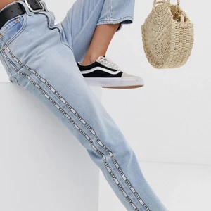 Levis jeans - Säljer mina fina Levis jeans som tyvärr inte kommer till användning . Inga fläckar eller hål någon stans. Ser så gott som nya ut. Storlek är 24 i midja och 26 i längden💗💗 
