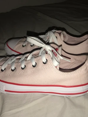 Converse - Säljer mina concerse som jag fick på min födelsedag för 2 år sedan, har aldrig använt dom(förutom när jag testa dom) dom är inte min stil så därför säljer jag dom. tänkte sälja för för 200 men har ingen kartong så därför 150kr.