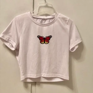 fjärils topp🦋🍂 - en supergullig fjärilstopp som inte kommer till användning pga den inte är min stil längre💕 pris + frakt blir 70kr och om flera blir intresserade blir det budgivning i kommentarerna ✨✨