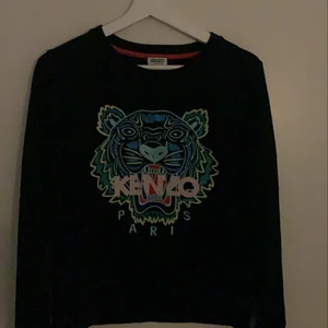 Kenzo tröja  - Jag vill sälja min snygga kenzo tröja, då den knappt är använd och får ingen användning av den nypris var 2500kr men säljer den för 850kr. Den är liten i storleken men passar en S och XS. Köparen står för frakten om det blir fler intresserad så får ni buda🥰🥰