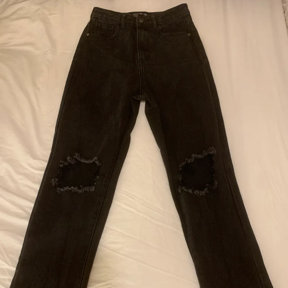 Svarta vida jeans, storlek 34 passar även 32. Jeansen är köpta på PrettyLittleThing. Köparen står för frakten.💕. Jeans & Byxor.