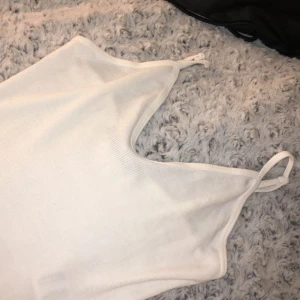 Body  - En vit body, aldrig använt 