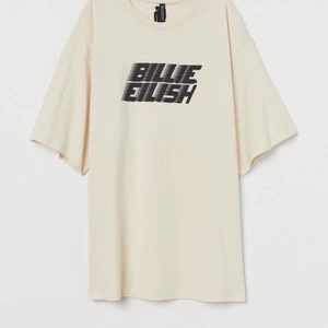 2st billie eilish merch - Billie eilish merch i hennes samarbete med h&m. Oversized. Använda ca 2-3ggr. Perfekt skick. 150kr styck 250kr för båda <3