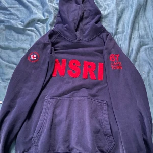 NSRI - Sea Rescue South Africa. Hoodie köpt i sydafrika (cape town), riktigt snygg och skön tyvärr växt ur den så hann inte använda så mycket. 