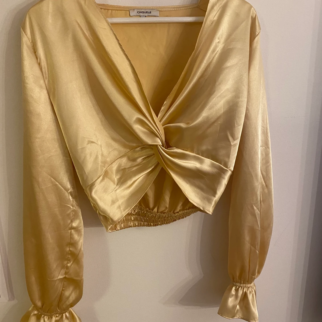 Croppad silkes tröja