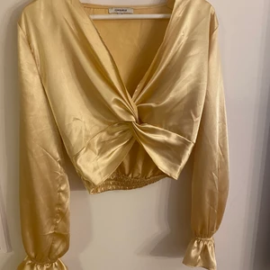 Croppad silkes tröja - Använd en gång, nyskick! Från chiquelle 