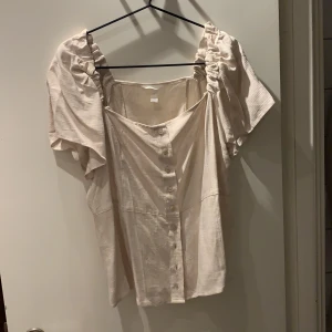 Blus  - Blus från hm aldrig använd.