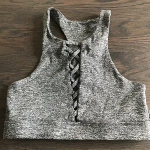 Grå sport-bh, S - Skit fin grå sport-bh med jätte fina detaljer längst med mitten. Size 8/ S, jätte bekvämt material med hög kvalite, kan även användas som en croptop om man vill det. Minns tyvärr inte vart jag köpte den då jag köpte den i Australien.💓