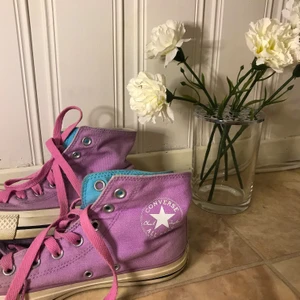 unika converse  - SÄNKT PRIS!!!! Ett par converse som nog är använda 2-3 gånger. Pastellaktig lila med blå fordring där inne. Enligt mig väldigt unika och har aldrig sett någon annan med dessa. Är de fler som är intresserade kör vi budgivning. Priset kan även diskuteras 💜 säljes då de ej används 