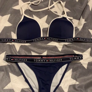 Tommy Hilfiger bikini - Använd en gång, säljer pga alldelles för liten :/ Underdelen är storlek 36 och överdelen 38. Skickas med spårbar frakt, pris kan diskuteras 😊