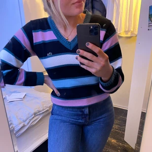 Vintage Lacoste tröja🥰 - Jättefin vinatage tröja från Lacoste i stl L men är liten i storleken satt skulle säga att den passar XS-L🥰