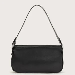 Baguette väska - Svart minimalistisk baguette väska från shein. Använd ett fåtal gånger men är i princip i nyskick. Skicka gärna ett meddelande om du vill ha fler bilder! Köparen står för frakt! 