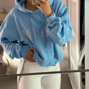 ONE OF ONE hoodie - Tänkte ha en budgivning på min väldigt limiterade ONE OF ONE hoodie. Köpt i deras popup butik i Södermalm som endast fanns i somras. Nyskick.Budgivningen startar på 300kr Är annonsen kvar är plagget kvar✨ haft mycket Oseriösa köpare därav datumet på annonsen.