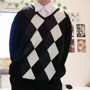 Argyle tröja  - Jättefin och mjuk tröja i argyle mönster. I bra skick och knappt använd. Storlek L men den passar S/M beroende på hur man vill att passformen ska vara. 