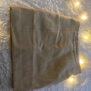 Kjol storlek 34 - Helt oanvänd. Köpte en för liten storlek. Från HM! Nypris 199kr