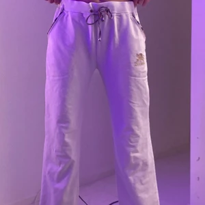 Burberry byxor! - Dags att sälja dessa svincoola burburry byxor köpa i London för några år sen!säljer pga av de är för korta tyvärr! Använda en del men inga märkningar! Nypris- 1000kr, pris kan diskuteras! (Modellen är 171 cm, xs/S) Står storlek M men skulle säga mer mot S! 🦋 DM för eventuella frågor! <3