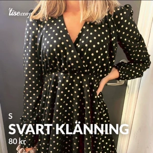 Svart klänning med guld prickar  - FESTLIG KLÄNNING som är både snygg o söt. Älskar men föööör liten för mig, men min kompis som är XS-S fick på sig den. Älskar Älskar denna otroligt fin passform