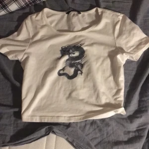 Ett mjukis sätt från SHEIN med shorts och tröja. - Original pris ca 180 kr om du har frågor skriv till mig.😁