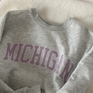 Sweatshirt  - Hej! Säljer nu denna superfina sweatshirten från Gina i storlek S. Den är i fint skick och säljes pga att jag har tröttat på den lite💞