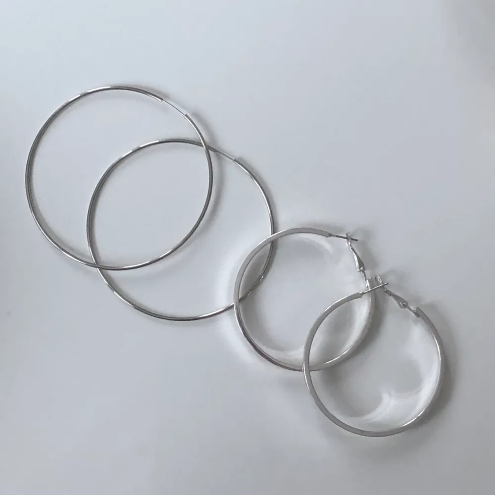 2 st hoop earrings i olika storlekar. De till vänster 6,5 cm. De till höger ca 5 cm och lite mer chunky 💍 båda för 50  ett par för 30 . Accessoarer.