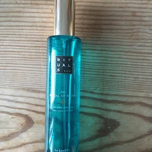 Mist från Rituals - Hair & Body mist från rituals. Fått i present men kommer inte till användning. Sprayad en gång för att känna på lukten. Nypris 190kr.