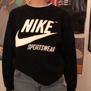 Nike sweater - Svart och vit Nike sweater. Kontakta mig vid intresse, frakt tillkommer eller mötas på Södermalm:)