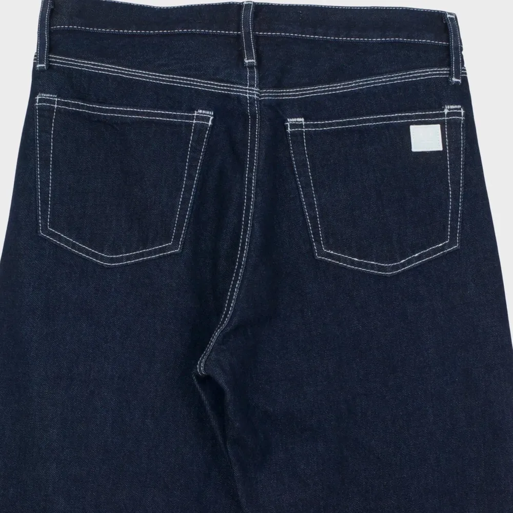 Acne studios jeans mörkblåa (stright fit) unisex. Otroligt bra skick, använd ca 5 gånger. Storlek i byxorna står det 29/32 men eftersom Acne är väldigt egna i sina storlekar så gör vi bedödmningen 29/30 Nypris var Ca: 1500kr. Jeans & Byxor.