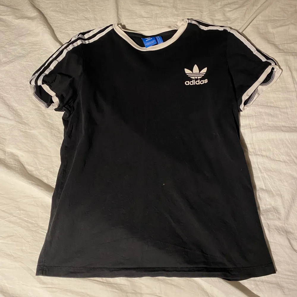 Adidas T-shirt i fint skick, storlek 36/S. T-shirts.