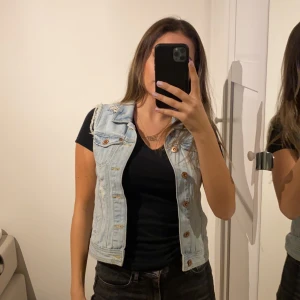 Denim väst - Denim väst från h&m aldrig använd. Distressed detaljer och koppar knappar. PRIS KAN DISKUTERAS