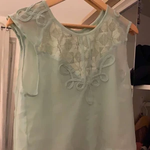 Blouses size xs - Har inte använd dem förutom 1-2 ggr och dom är liten på mig