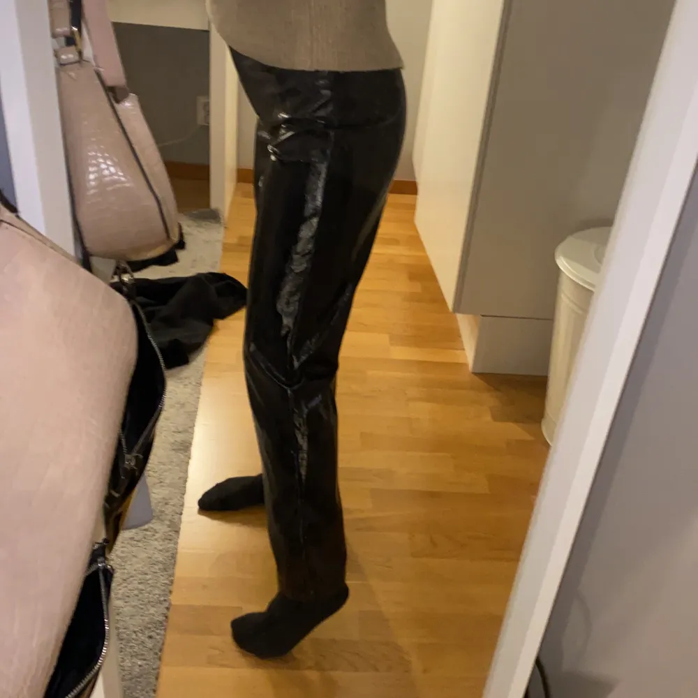 Säljer mina lackbyxor från nakd, bra passform och skön modell! Även bra kvalite och använt några enstaka gånger:) säljer för att jag inte använder dom längre. Jeans & Byxor.