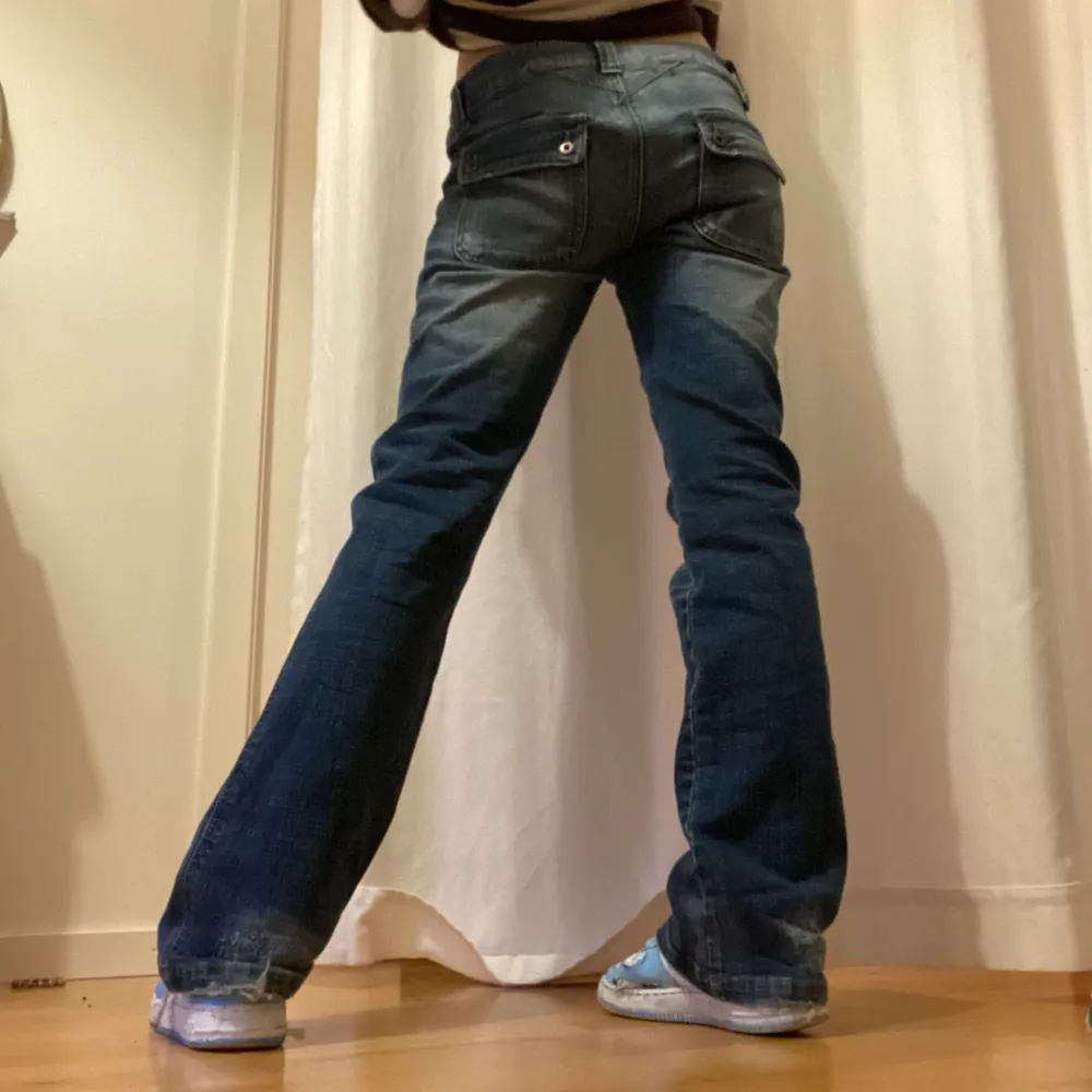 BUDA!! LEDANDE BUD: 400kr!!! 💗💗💗Super snygga bootcut lowrise jeans. Bra skick lite urtvättade vilket jag endast tycker är snyggt. Skriv för eventuella frågor💗 storlek 38 jag är 167 för referens.. Jeans & Byxor.