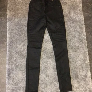 Skinnbyxor svarta - Fina och sköna skinnbyxor, knappt andvända,