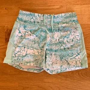 Träningsshorts i fint skick - Träningsshorts från SOC med snöre i midjan. Inte använda mycket så i fint skick, storlek 38. 