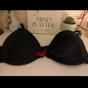 Svart bh - Säljer denna svarta bh från H&M då den inte passar mig. har använt ett fåtal gånger men är i bra skick! Vid intresse kan jag skicka mer bilder!
