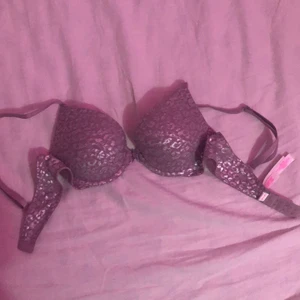 Pink bh - Jag säljer denna super fina och sköna Victoria secret pink  bh som är HELT OANDVÄND! Säljer pga för liten för de hade inte provrum och visste inte riktigt va 34 storlekar var men skulle söka att den är typ mellan 75 A och 75 B💞💜 den har lite push upp men inte alls så mycket! ENDAST TESTAD!!  Frakt : 39kr