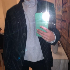 Randig kavaj! - Fin trendig svart randig kavaj! Tror storlek 40/42 men passar mig som är en xs/s. Skulle säga att d är som en S typ! Köparen står för frakt <3