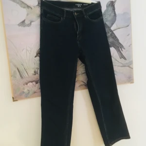 Jeans från Lindex  - Mörkblå jeans från lindex. Cropped, stretchiga och mjuka! 