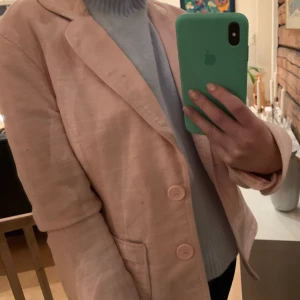 Ljusrosa linnekavaj!  - En ljusrosa linnekavaj! Är en storlek 40 men passar mig som brukar bära XS/S. 