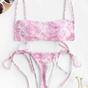 Bikini från Zaful - Säljer denna bikini då den tyvärr inte passade mig, passar någon med A/B kupa! Första bilden är lite missvisade då det som är fram på bikiniunderdelen egentligen är bak (alltså är det string). Aldrig använd med lapparna kvar. Priset är inklusive frakt🤍