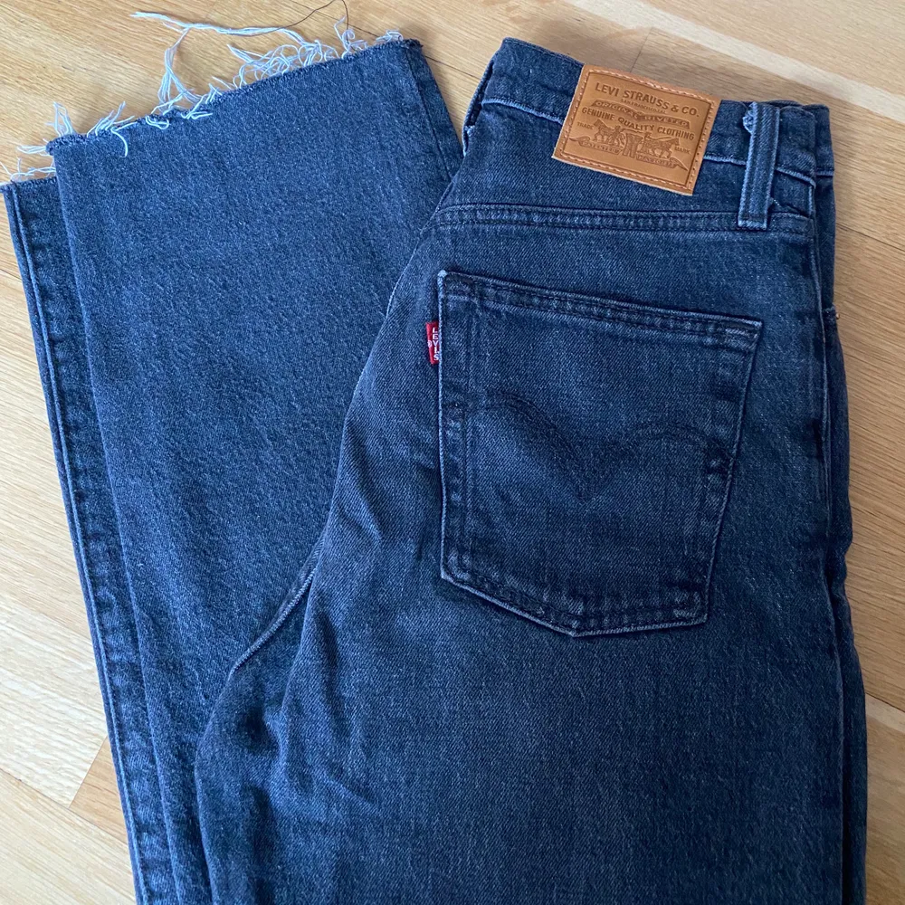 Gråa jeans ifrån levis i modellen ribcage straight! Jag är 163 cm lång. Använda max 2 gånger, nypris: 1199kr!!!❤️. Jeans & Byxor.