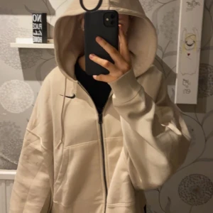 Nike kofta - Säljer denna super fina nike koftan! Använd max 2 gånger och den är i nyskick. Super trendig vintage kofta. Tror inte den säljs längre då jag inte kan hitta den någonstans. Buda i kommentarerna. 💘 Kolla gärna in mina andra annonser 💗 Högsta bud än=500