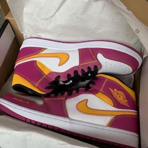 Jordan 1  - Jordan 1 mid famillia storlek 40,5 dom passar 39-41  helt oanvända kvitto o box fins. Köpta för 1550. 