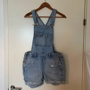 Hängselbyxor/hängselshorts!  - Somriga & härliga hängselshorts! Lite oversizemodell, så bekväma :)) säljes pga för små för mig numera