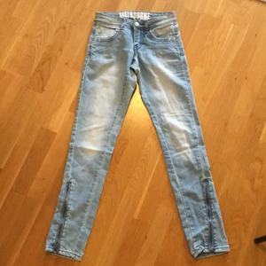 Melbourne jeans - Ljusblå, ”solblekta” jeans med dragkedja nertill. Storlek XS. Knappt använda. 