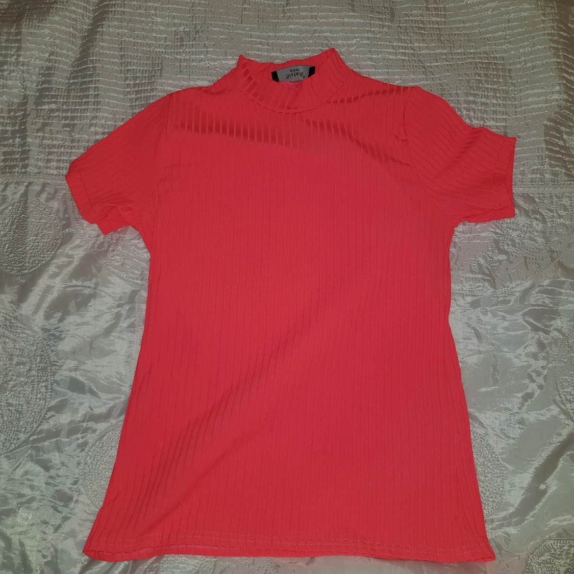 Neonfärgad tröja med halvpolo