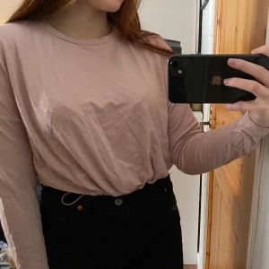 Ljusrosa Nelly tröja - Söt och fin tröja från Nelly i JÄTTEskönt material som är luftigt och mjukt. Går att reglera midjan längst ner vilket även är en fin detalj. Knappt använd så den är i mycket bra skick. 